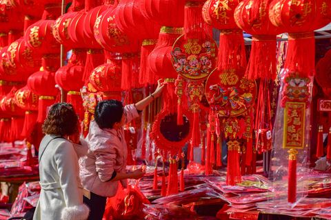 Markt in China: Menschen auf der ganzen Welt bereiten sich tagelang auf das Jahr des Feuerpferdes vor