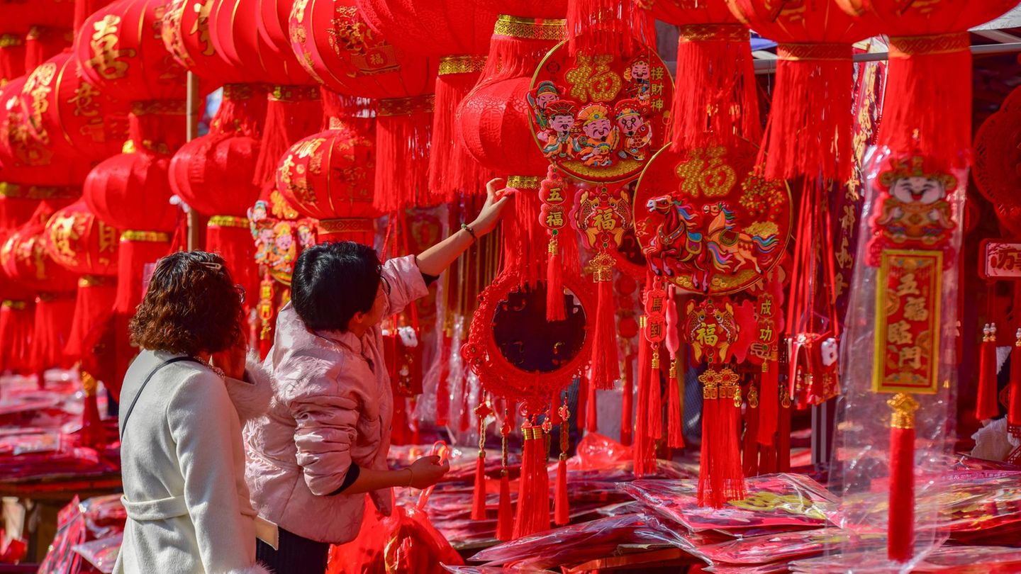 Markt in China: Menschen auf der ganzen Welt bereiten sich tagelang auf das Jahr des Feuerpferdes vor