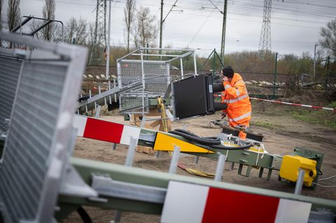 Ein Experte begutachtet ein neues Signalsystem