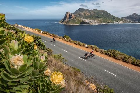Radstrecke entlang einer Küste in Kapstadt