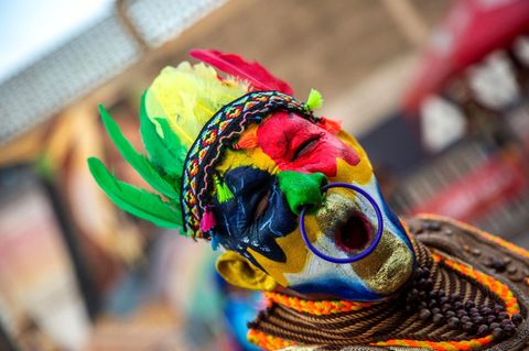 Ein Mann mit nach indigener Tradition bemaltem Gesicht nimmt am Karnevalsumzug in Kolumbiens Stadt Barranquilla teil