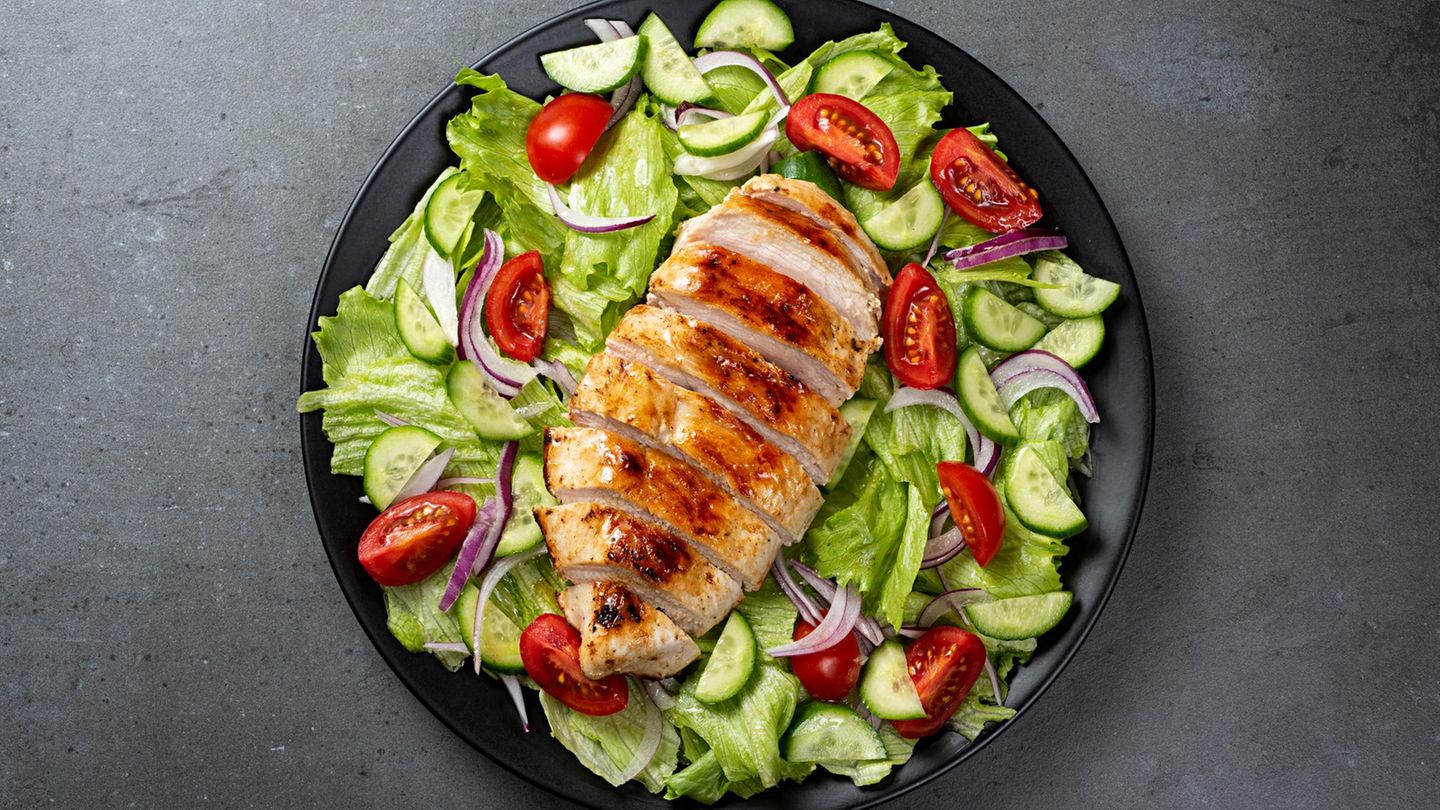 Proteine zum Muskelaufbau: Hähnchenbrust auf Salat