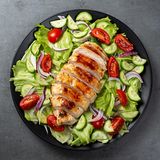 Proteine zum Muskelaufbau: Hähnchenbrust auf Salat