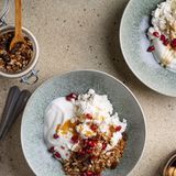 Proteine zum Muskelaufbau: Magerquark mit Granola
