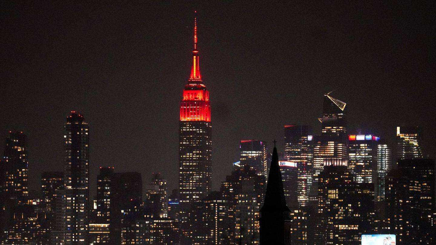 New York City, USA. Auch in Big Apple feiert man das Chinesische Neujahr. Doch nicht mit Raketen und Böllern, sondern ruhig und gelassen, indem das Empire State Building bunt angestrahlt wird.
