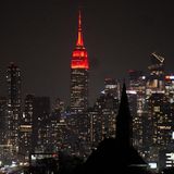 New York City, USA. Auch in Big Apple feiert man das Chinesische Neujahr. Doch nicht mit Raketen und Böllern, sondern ruhig und gelassen, indem das Empire State Building bunt angestrahlt wird.
