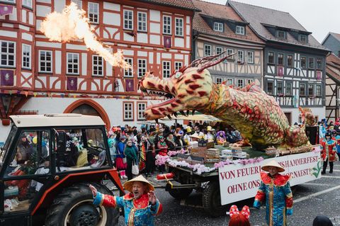 Ein Pappmaché-Drache speit Feuer in Wasungen in Ostdeutschland.