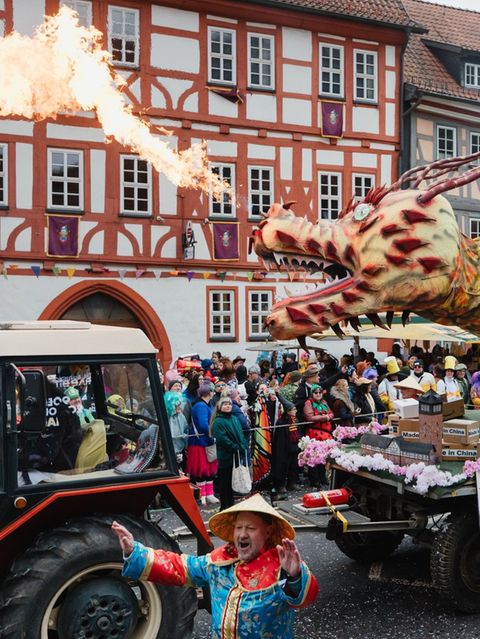 Ein Pappmaché-Drache speit Feuer in Wasungen in Ostdeutschland.