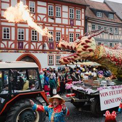 Ein Pappmaché-Drache speit Feuer in Wasungen in Ostdeutschland.
