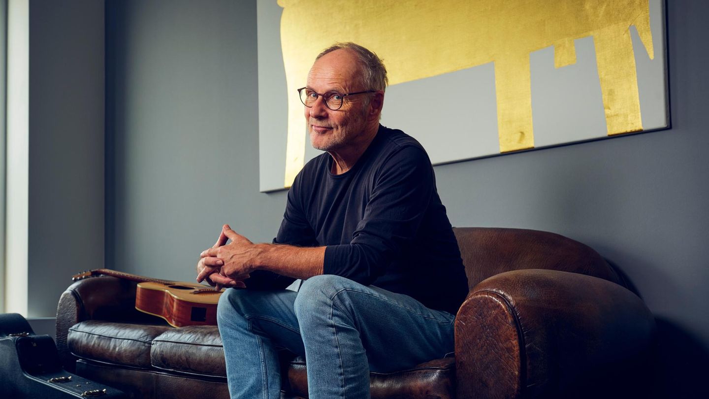 Reinhold Beckmann auf einem Sofa in seinem Hamburger Büro