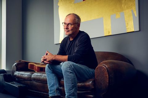 Reinhold Beckmann auf einem Sofa in seinem Hamburger Büro