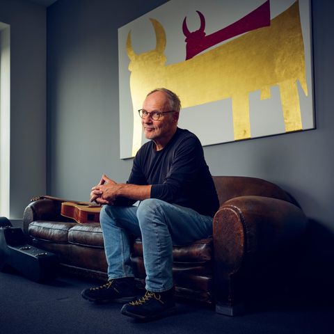 Reinhold Beckmann auf einem Sofa in seinem Hamburger Büro