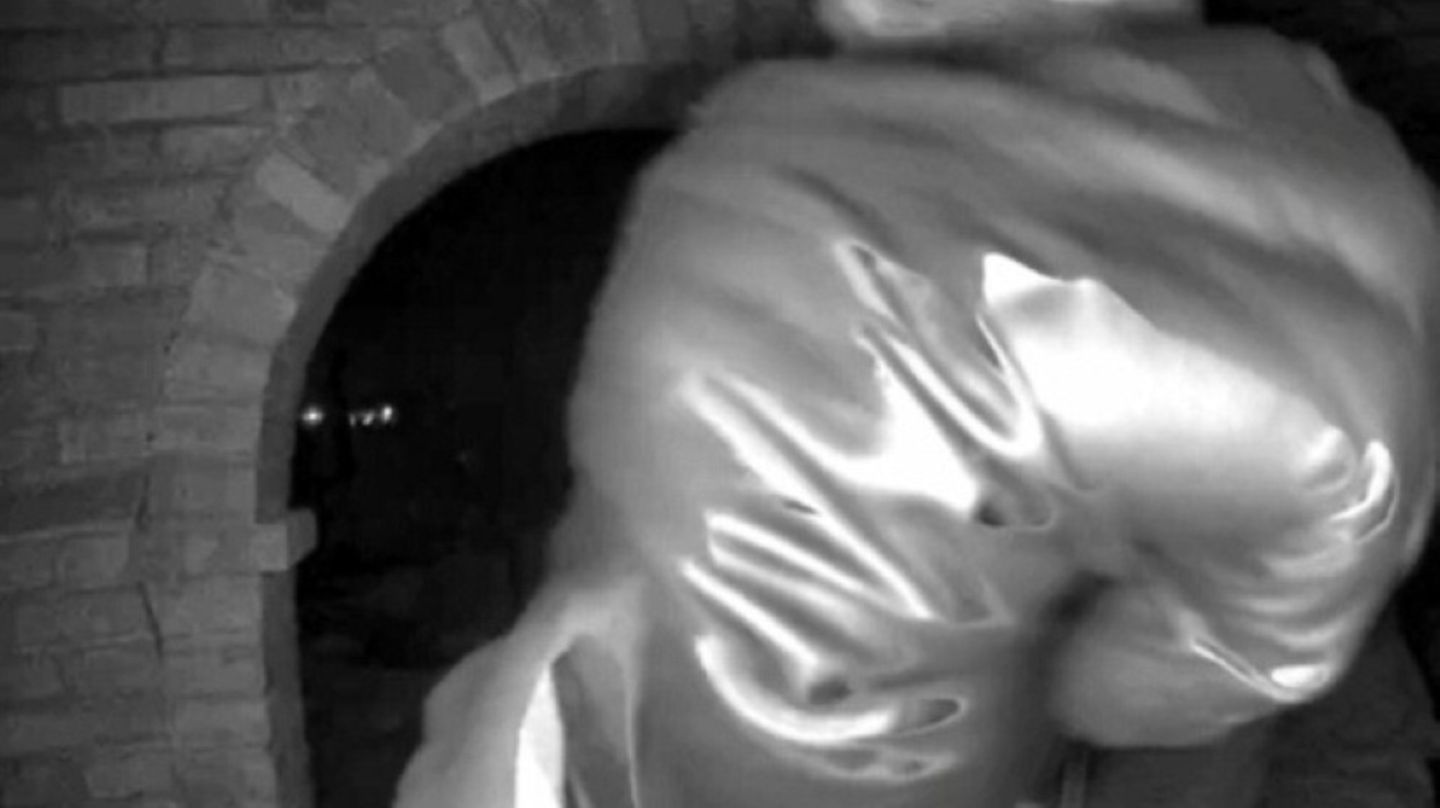 Handschuh auf Aufnahme von Überwachungskamera