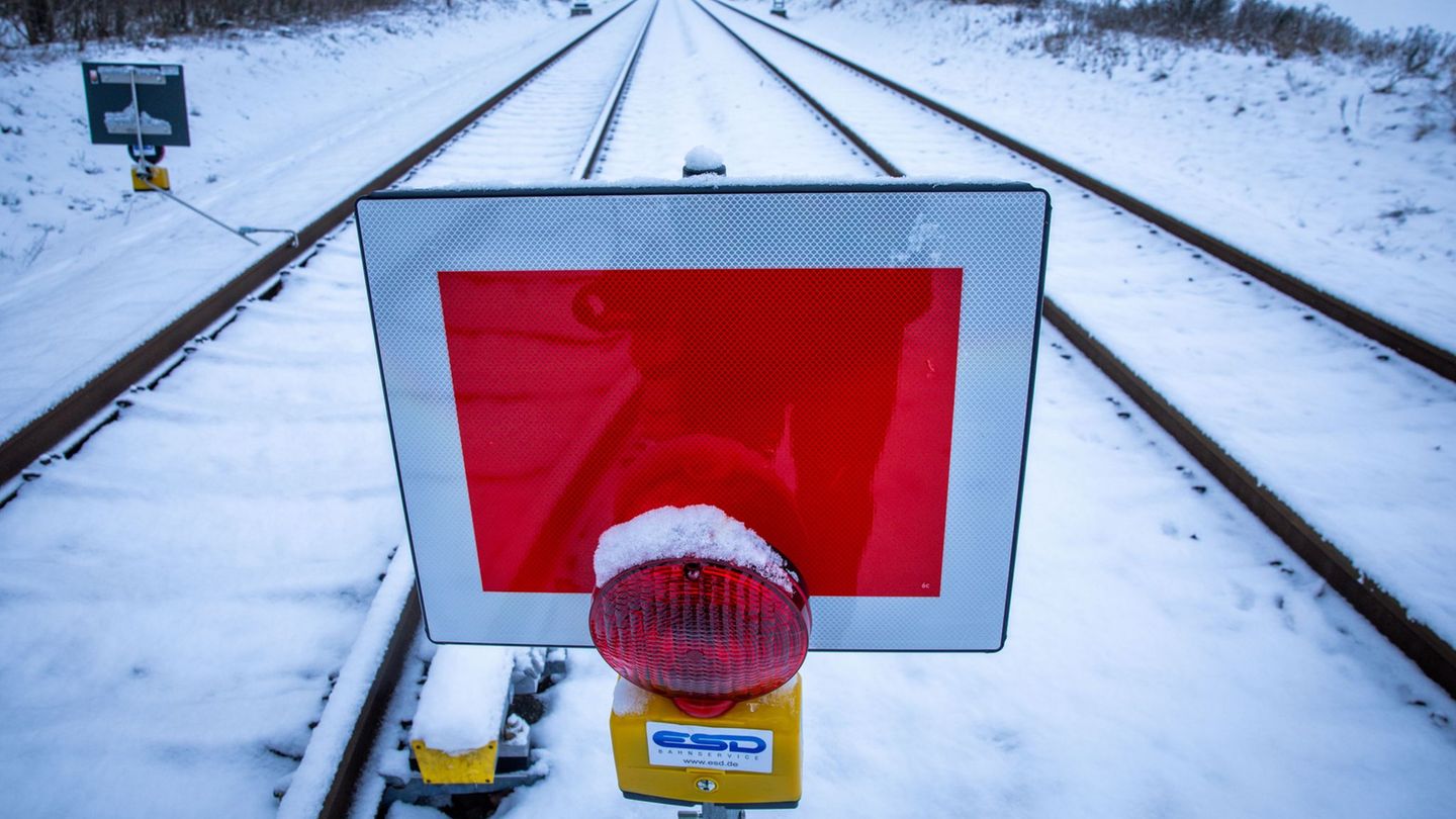 Schwere Zeiten für Bahn-Pendler: Wann die Sanierung der zentralen Bahnstrecke Berlin-Hamburg fertig wird, ist unklar. (Archivbil