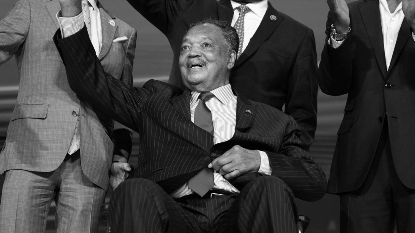 Im Rollstuhl, aber bis zuletzt aktiv: US-Bürgerrechtsaktivist Jesse Jackson beim Parteitag der Demokratischen Partei im August
