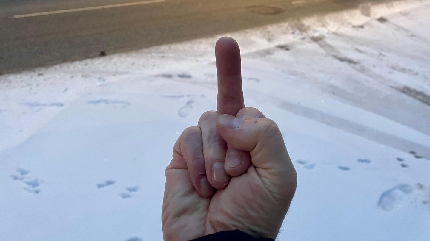 Winterwetter: Ein Mann zeigt dem Schnee den Mittelfinger