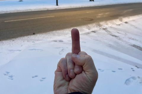 Winterwetter: Ein Mann zeigt dem Schnee den Mittelfinger