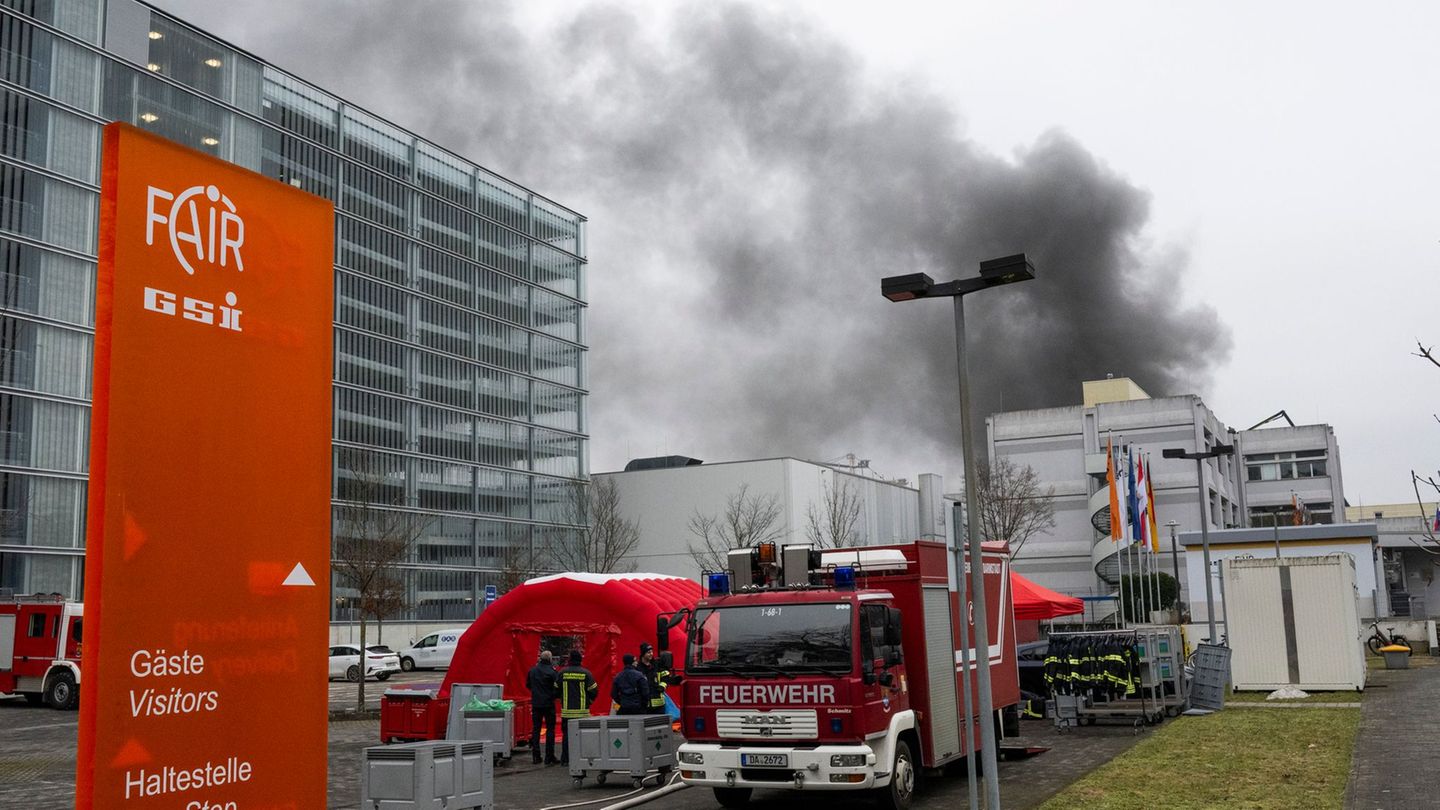 Nach dem Feuer am GSI können Ermittler den Brandort noch immer nicht betreten. (Archivbild) Foto: Boris Roessler/dpa