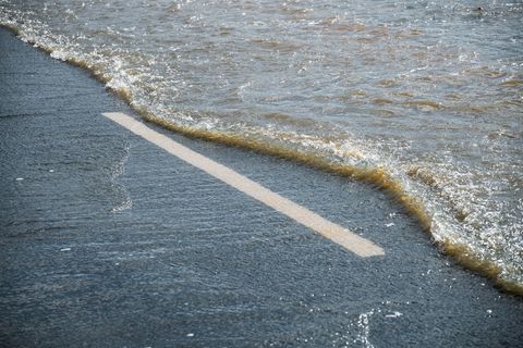 Bei Hochwasser der Meldestufe 2 können Hauptverkehrs- und Gemeindestraßen überflutet werden. (Symbolbild) Foto: Daniel Vogl/dpa