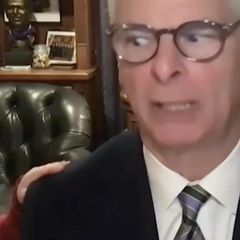 Enkelin tippt Opa plötzlich auf die Schulter