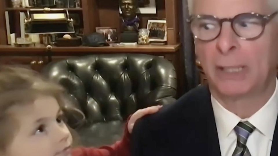 Enkelin tippt Opa plötzlich auf die Schulter