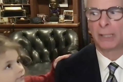 Enkelin tippt Opa plötzlich auf die Schulter