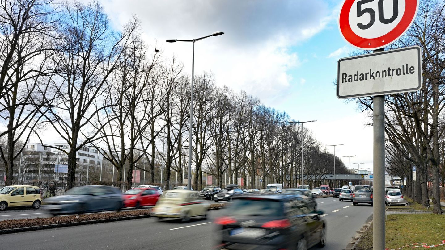 Münchens Oberbürgermeister Dieter Reiter (SPD) will am Mittleren Ring vorerst an Tempo 50 festhalten. Foto: Malin Wunderlich/dpa