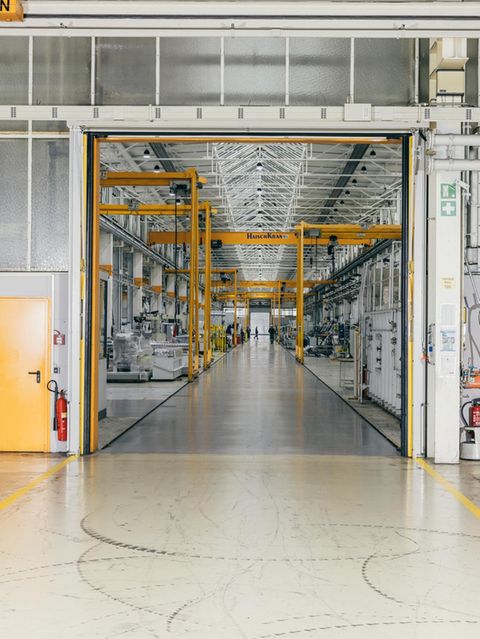Eingang einer Autofabrik-Halle.