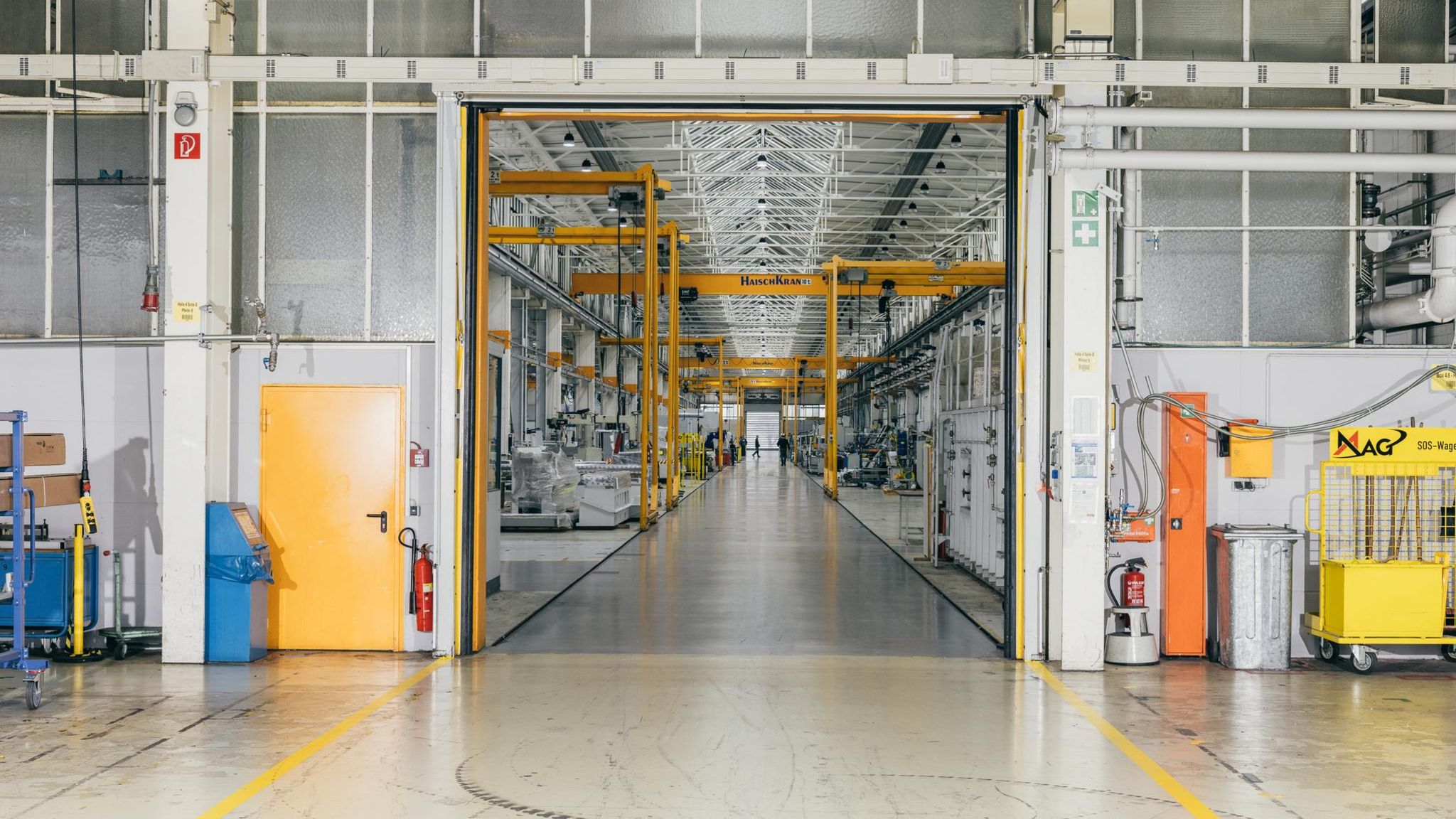 Eingang einer Autofabrik-Halle.