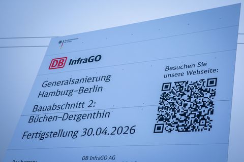 Pendler müssen weiter Geduld beweisen: Die Sanierung der Strecke Hamburg-Berlin verzögert sich. Foto: Jens Büttner/dpa