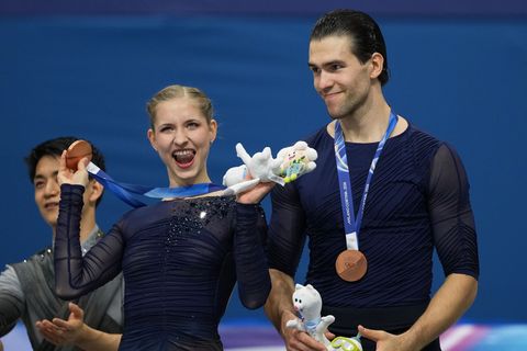Minerva Hase (l) und Nikita Volodin (r) freuten sich über Bronze. Foto: Stephanie Scarbrough/AP/dpa