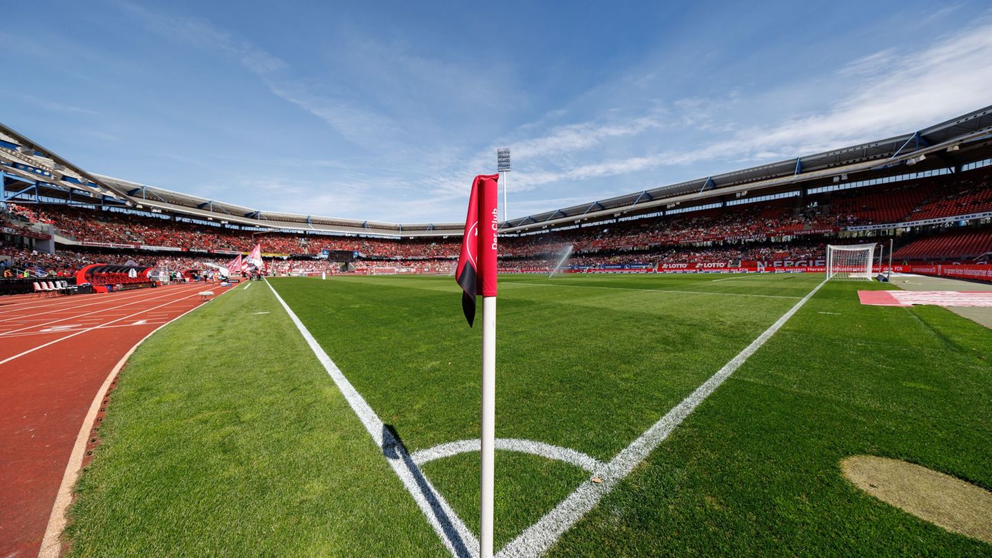 Durch den Spielertunnel geht es für die zukünftigen Eheleute zur Trauung am Spielfeldrand. (Archivbild) Foto: Daniel Karmann/dpa