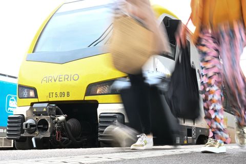 Am Anfang und Ende von Zügen ragen häufig Kupplungen heraus. Auf einer solchen Kupplung fuhr in Südbaden ein Jugendlicher mit. (