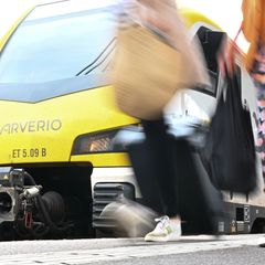 Am Anfang und Ende von Zügen ragen häufig Kupplungen heraus. Auf einer solchen Kupplung fuhr in Südbaden ein Jugendlicher mit. (