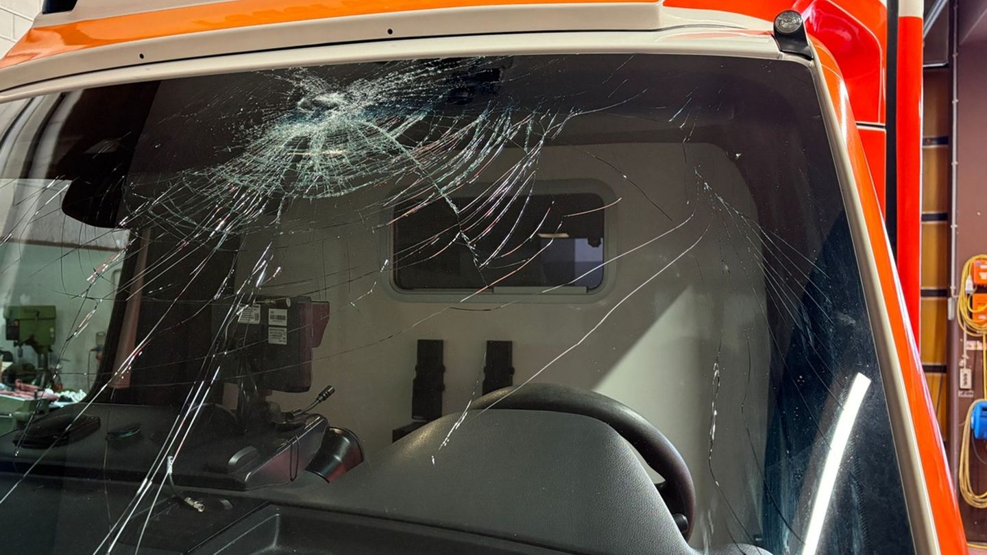 Für den Transport der Patientin musste ein Ersatzrettungswagen angefordert werden. Foto: Feuerwehr Moers/dpa