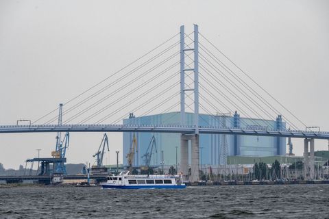 Auf der B96 hat laut Polizei ein Fahrzeug gebrannt. (Archivbild) Foto: Stefan Sauer/dpa