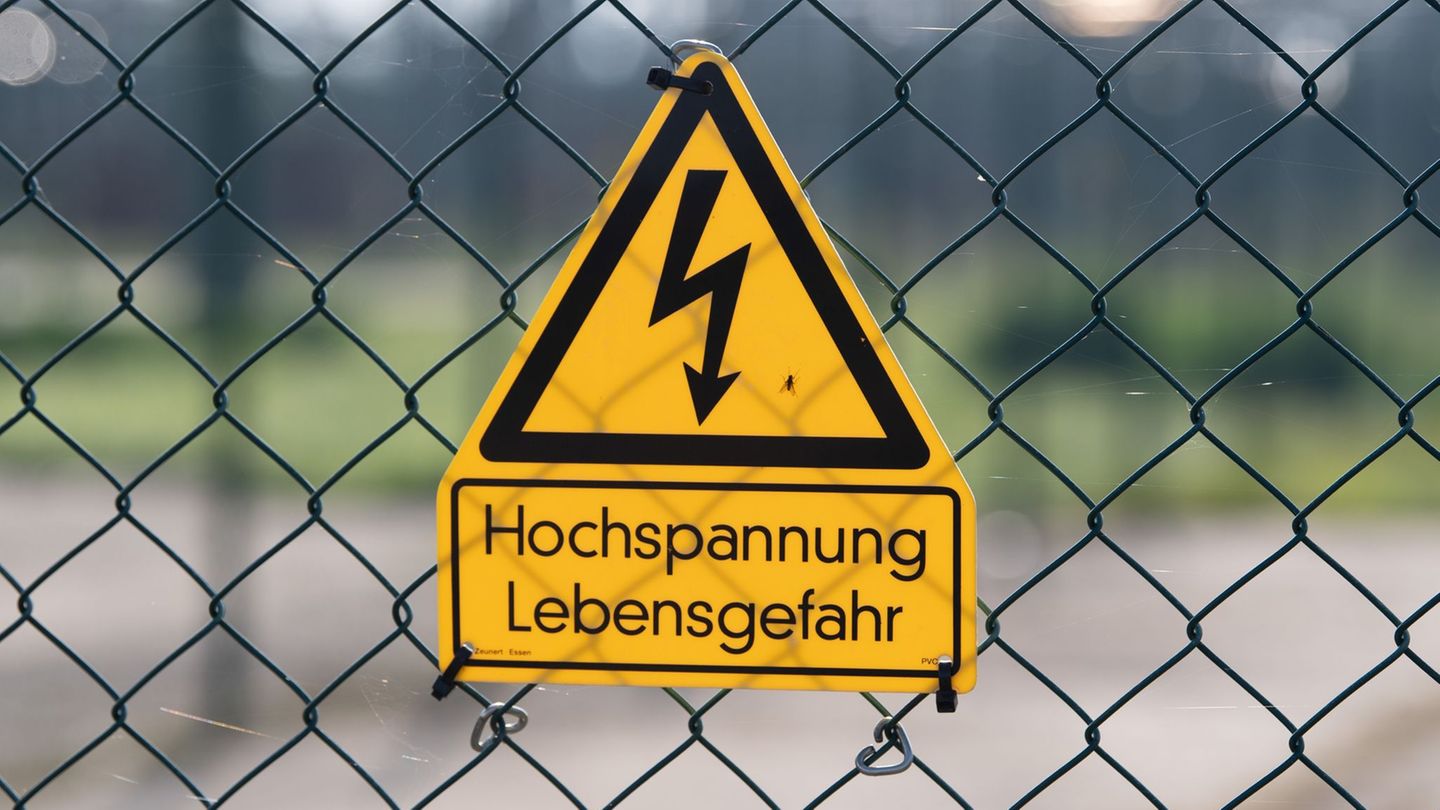 Die Polizei ermittelt zu den Hintergründen des Arbeitsunfalls. (Symbolbild) Foto: Sebastian Kahnert/dpa-Zentralbild/dpa