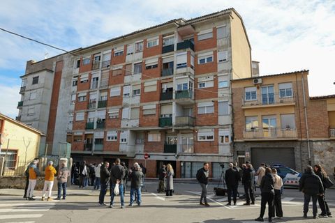 Journalisten vor dem Mietshaus in Manlleu