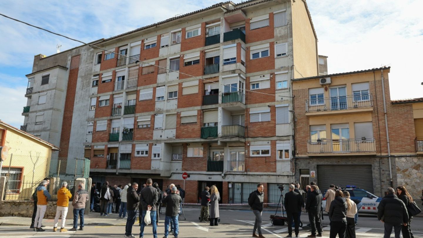 Journalisten vor dem Mietshaus in Manlleu