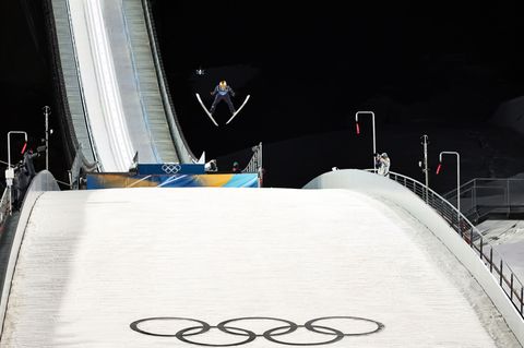 Skispringer Philipp Raimund überragte mit dem Olympiasieg. Foto: Daniel Karmann/dpa