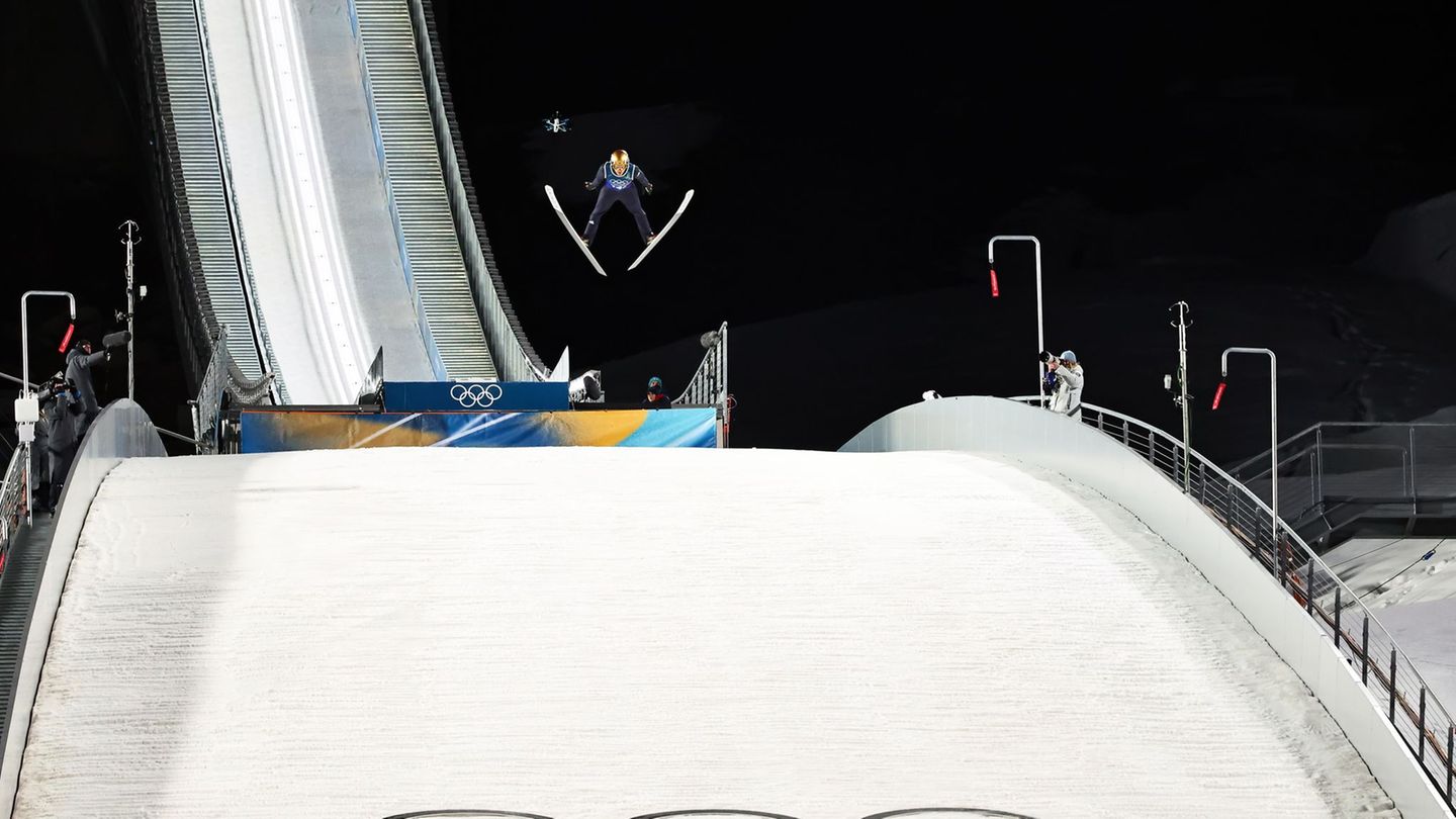 Skispringer Philipp Raimund überragte mit dem Olympiasieg. Foto: Daniel Karmann/dpa