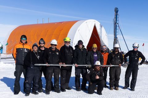 Das internationale Forscherteam holte den Bohrkern aus Hunderten Meter Tiefe unter dem Eis. Foto: Ana Tovey/SWAIS2C/dpa
