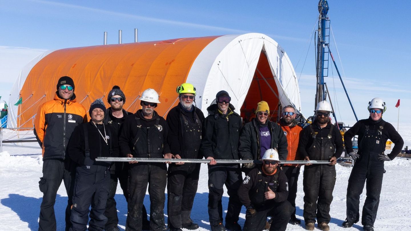 Das internationale Forscherteam holte den Bohrkern aus Hunderten Meter Tiefe unter dem Eis. Foto: Ana Tovey/SWAIS2C/dpa