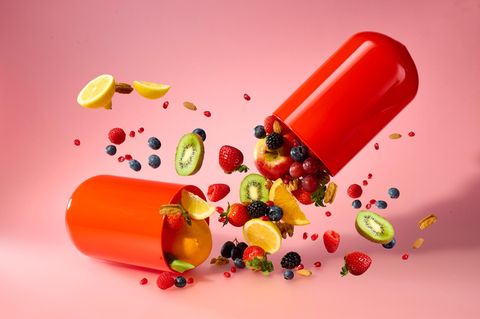 Nahrungsergänzungsmittel in Großaufnahme aus dem Obst und Gemüse purzeln