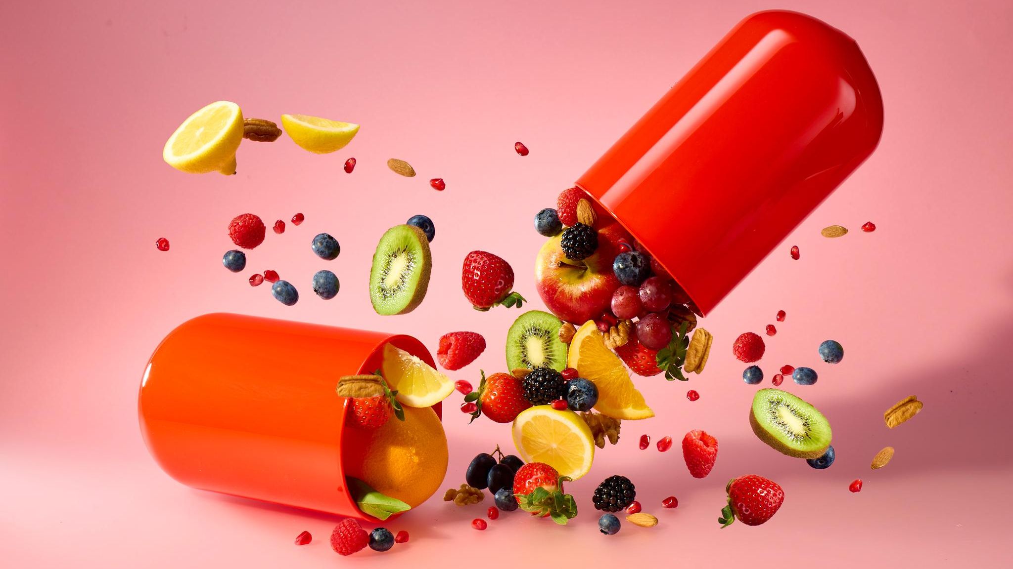 Nahrungsergänzungsmittel in Großaufnahme aus dem Obst und Gemüse purzeln