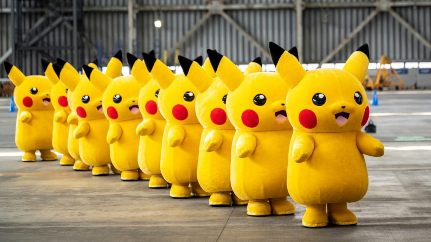 Übergroße Figuren des Pokemon Pikachu
