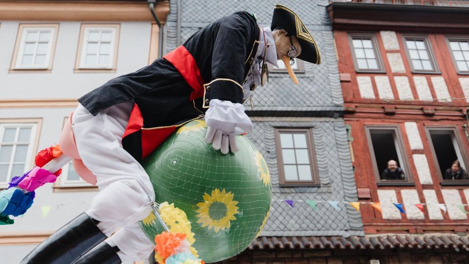 Karnevalskarikatur von Friedrich Merz auf einem Wagen.