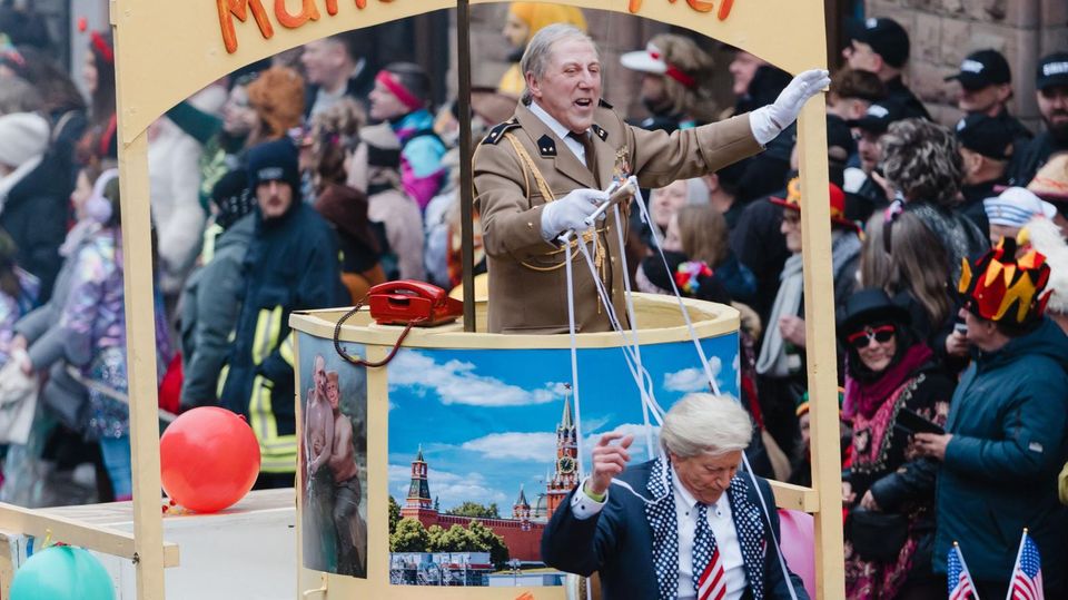 Karnevalswagen in Wasungen: Moskauer Marionettenspiel