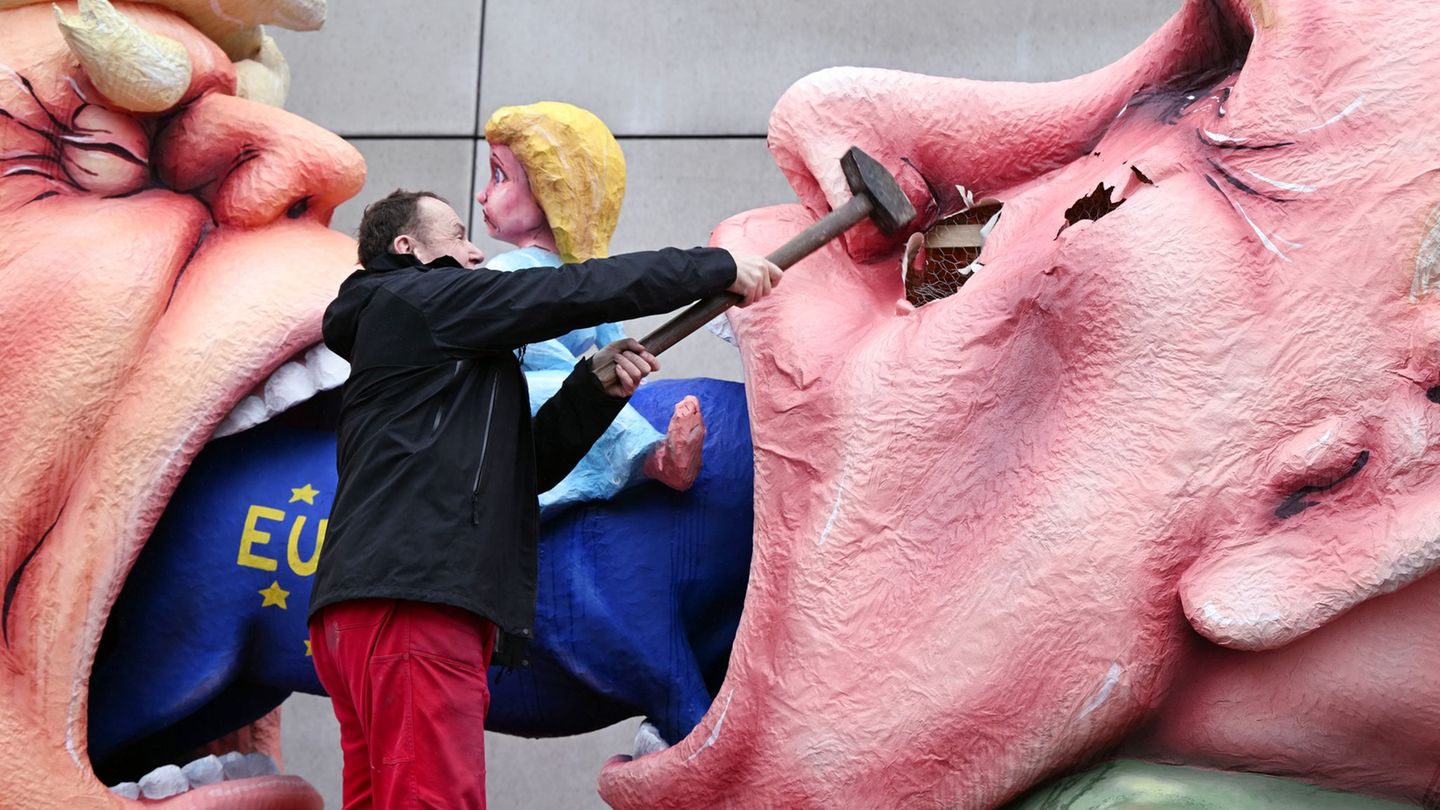 Karneval: Abriss nach Rosenmontag: Satiriker Tilly zerstört Motivwagen