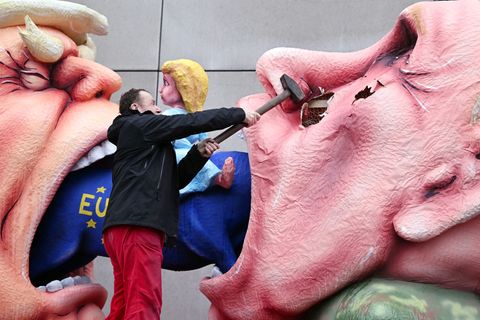 Keine 24 Stunden nach Rosenmontag reißt Jacques Tilly mit dem Hammer einige seiner berühmten Mottowagen ab. Foto: Federico Gamba
